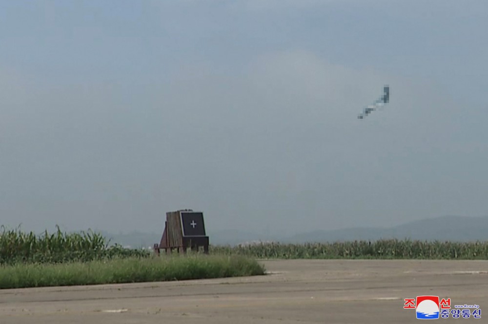 敬爱的金正恩同志亲临现场指导国防科学院无人机研究所组织进行的无人机性能试验