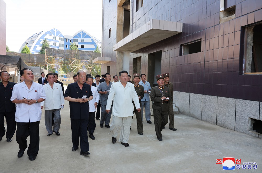 敬爱的金正恩同志亲临现场指导地方工业工厂建设工程