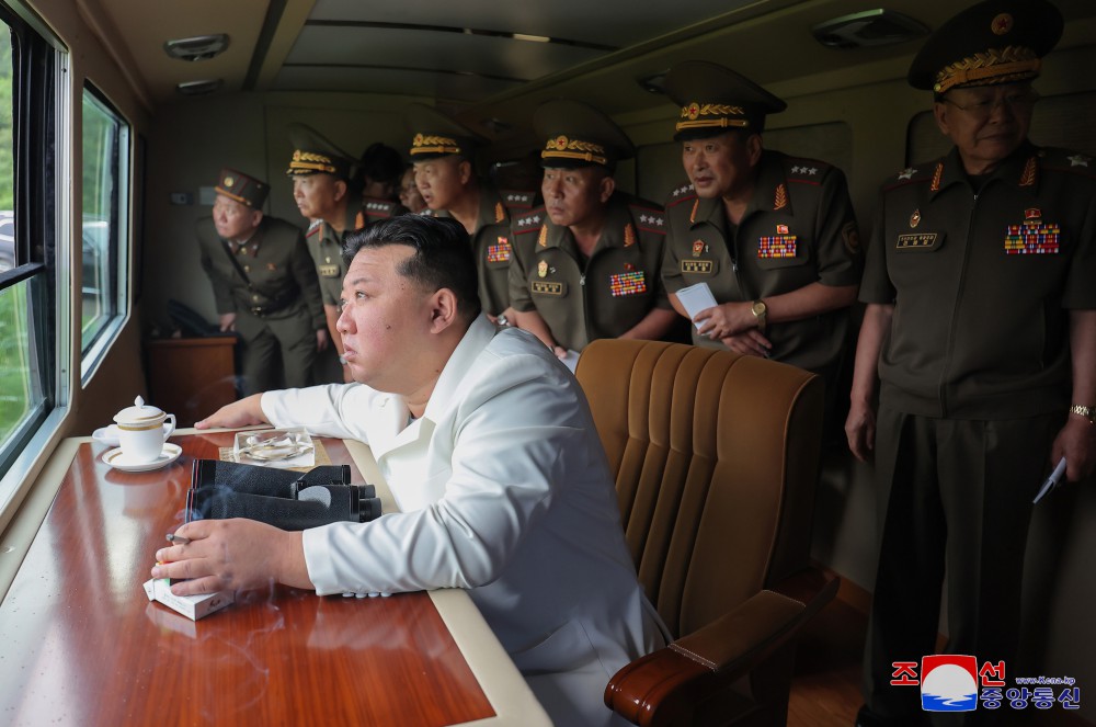 경애하는 김정은동지께서 국방공업기업소들에서 생산되고있는 240㎜방사포무기체계의 검수시험사격을 보시였다