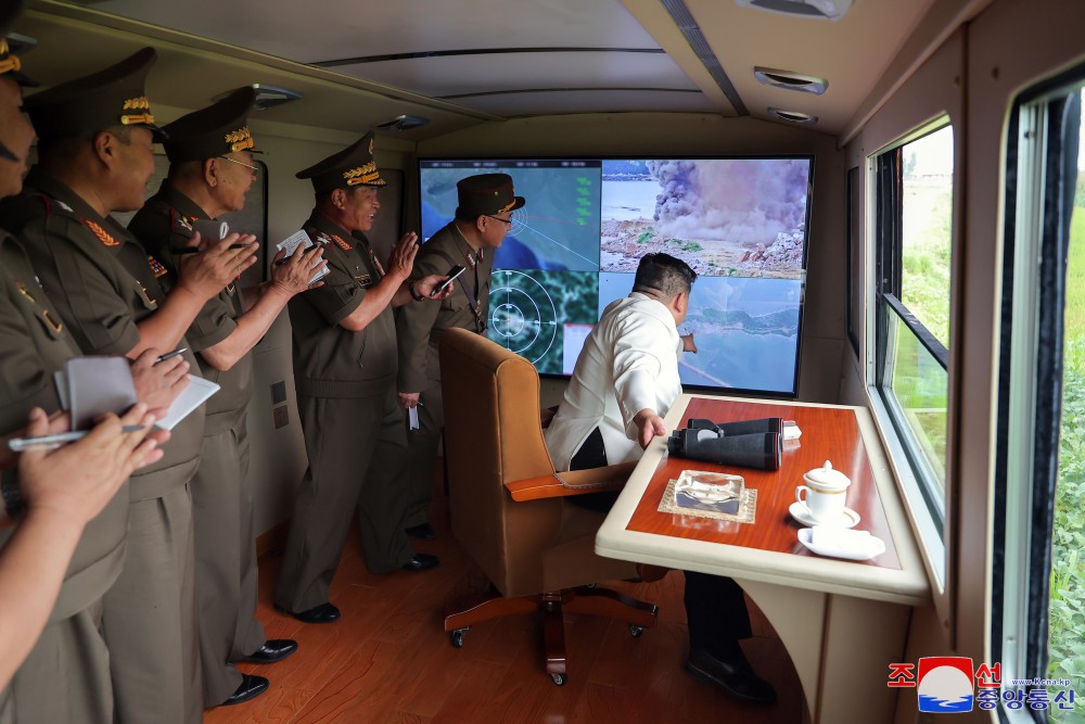 Estimado compañero Kim Jong Un presencia lanzamiento de prueba del sistema de lanzacohetes de calibre 240mm