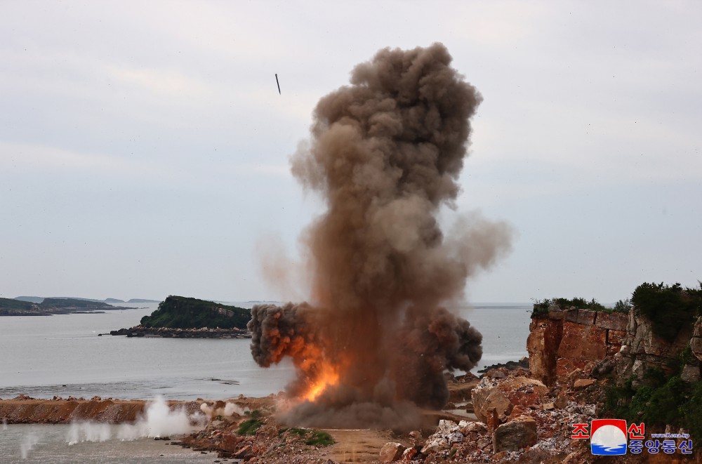 경애하는 김정은동지께서 국방공업기업소들에서 생산되고있는 240㎜방사포무기체계의 검수시험사격을 보시였다