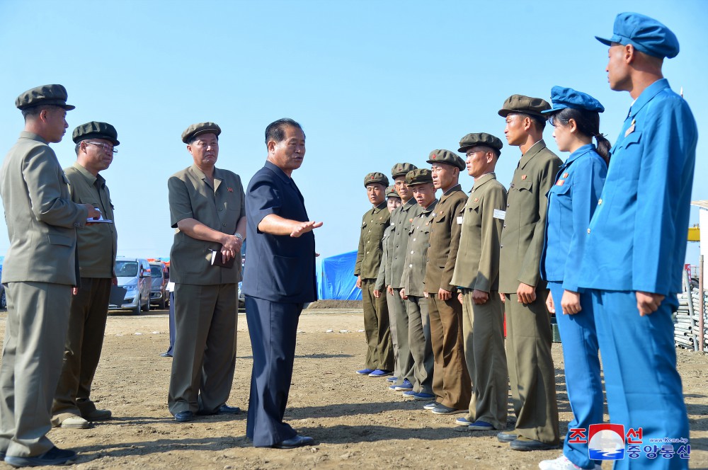 党和政府的领导干部同各地青年一起庆祝青年节