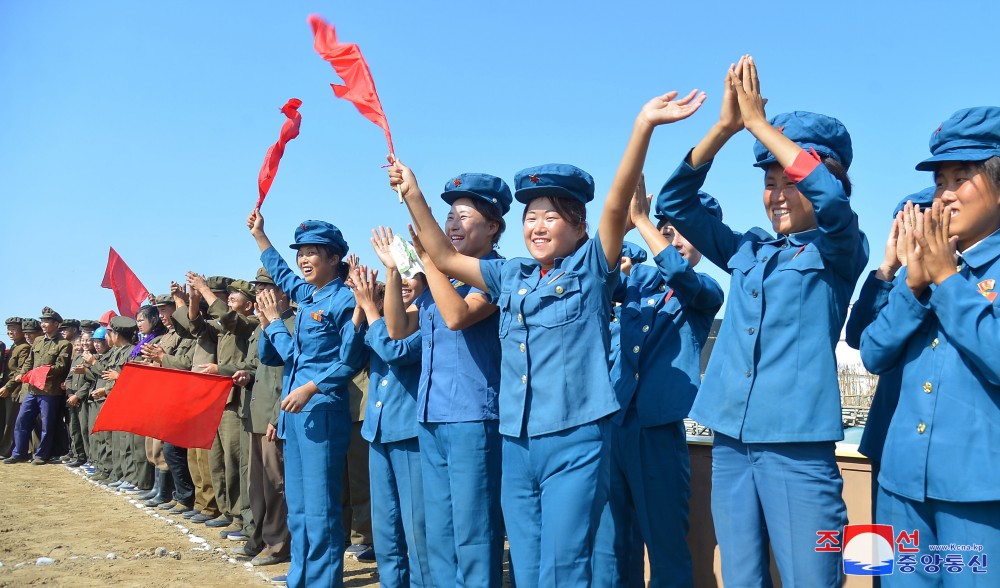 党和政府的领导干部同各地青年一起庆祝青年节