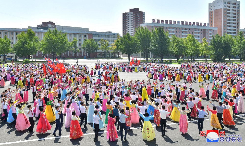 Jóvenes y estudiantes festejan con baile el Día de la Juventud