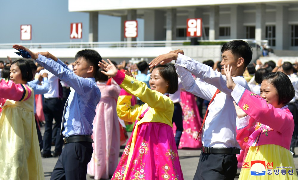 庆祝青年节青年学生舞会举行