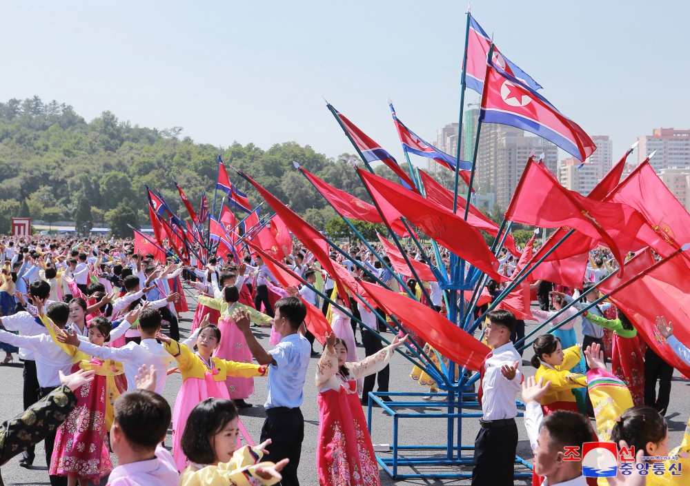 庆祝青年节青年学生舞会举行