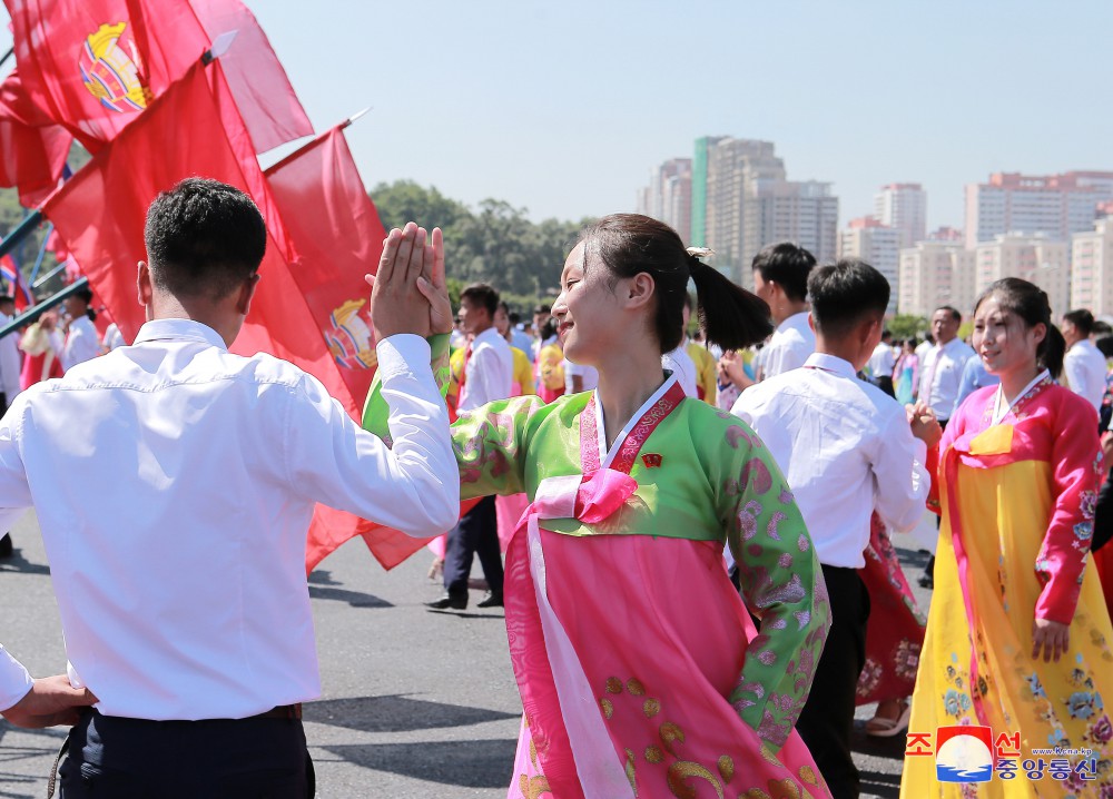 Jóvenes y estudiantes festejan con baile el Día de la Juventud