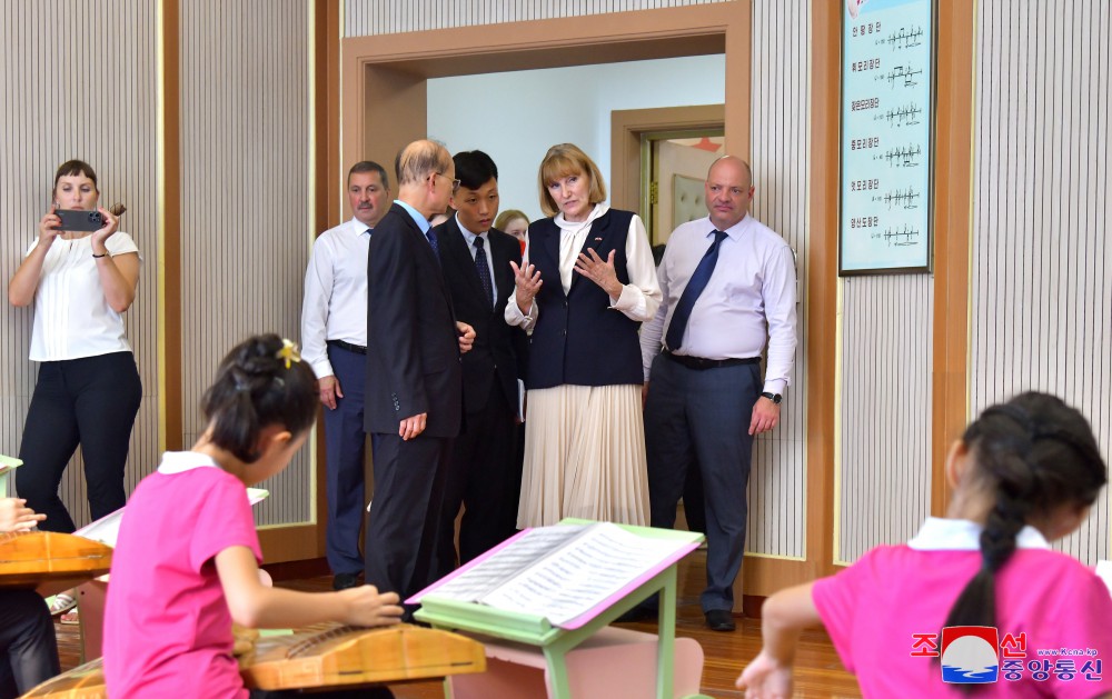 Russian Delegation of Education Officials Tours Various Places