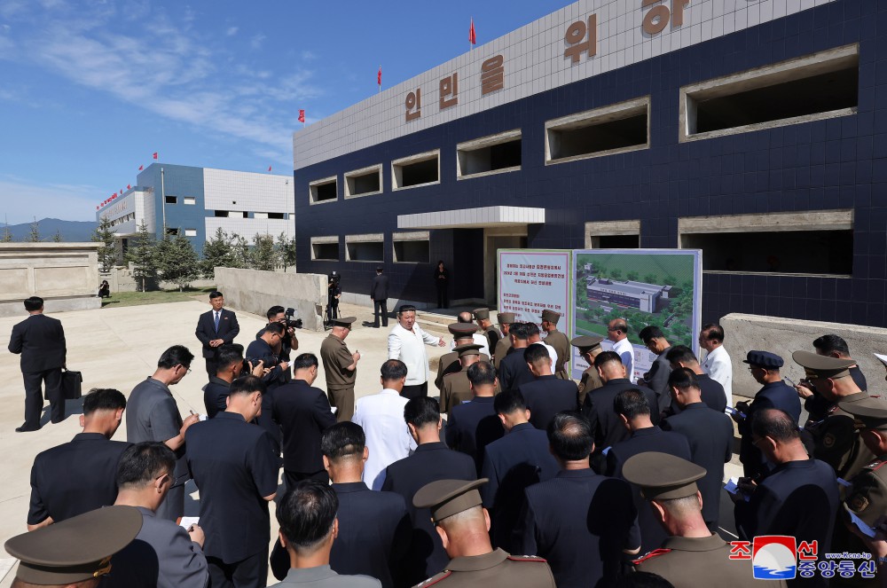 金正恩総書記が咸州郡の地方工業工場建設場を現地指導