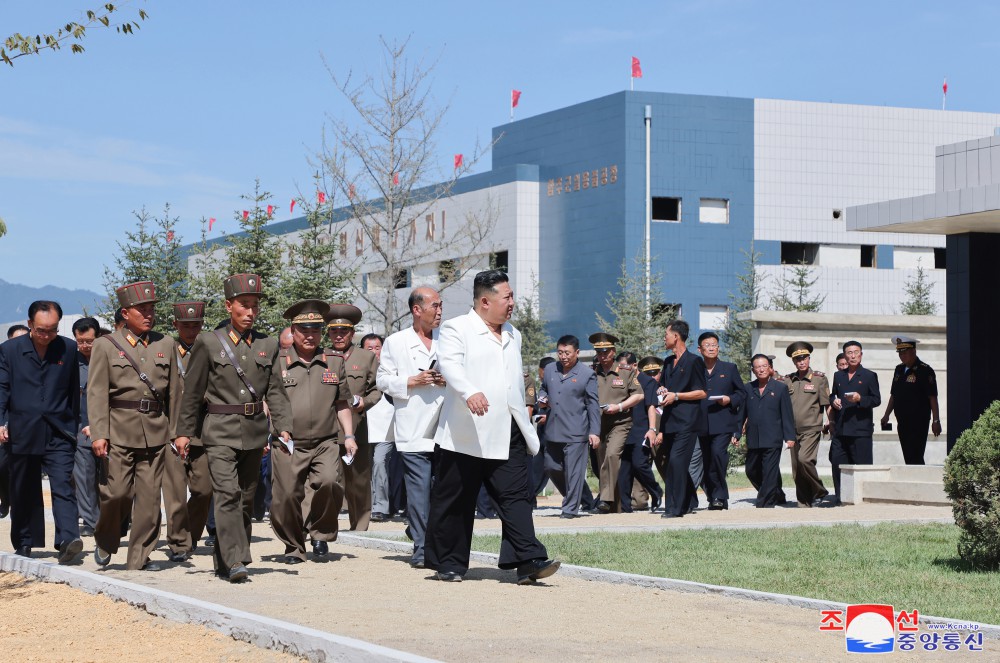 金正恩総書記が咸州郡の地方工業工場建設場を現地指導