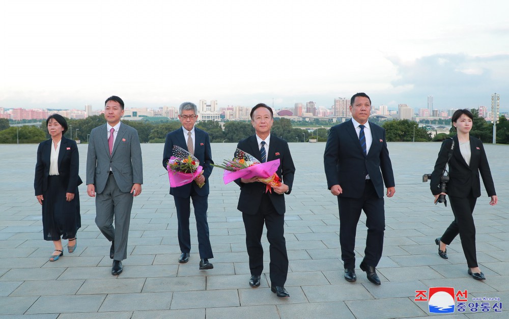 Congratulatory Group of Koreans in Japan Pays Tribute to Statues of Great Leaders