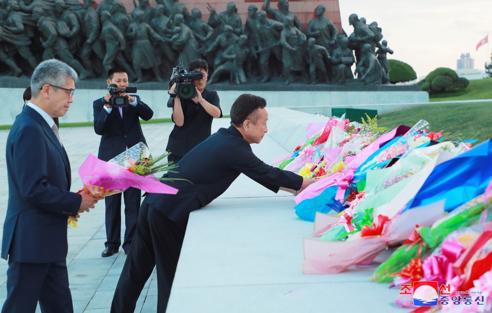 Congratulatory Group of Koreans in Japan Pays Tribute to Statues of Great Leaders