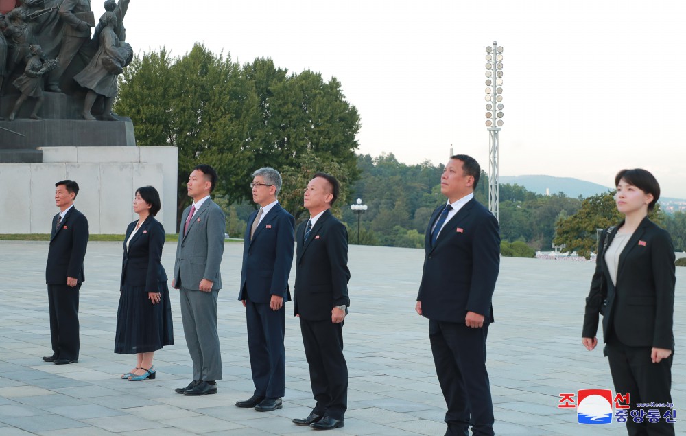 Congratulatory Group of Koreans in Japan Pays Tribute to Statues of Great Leaders