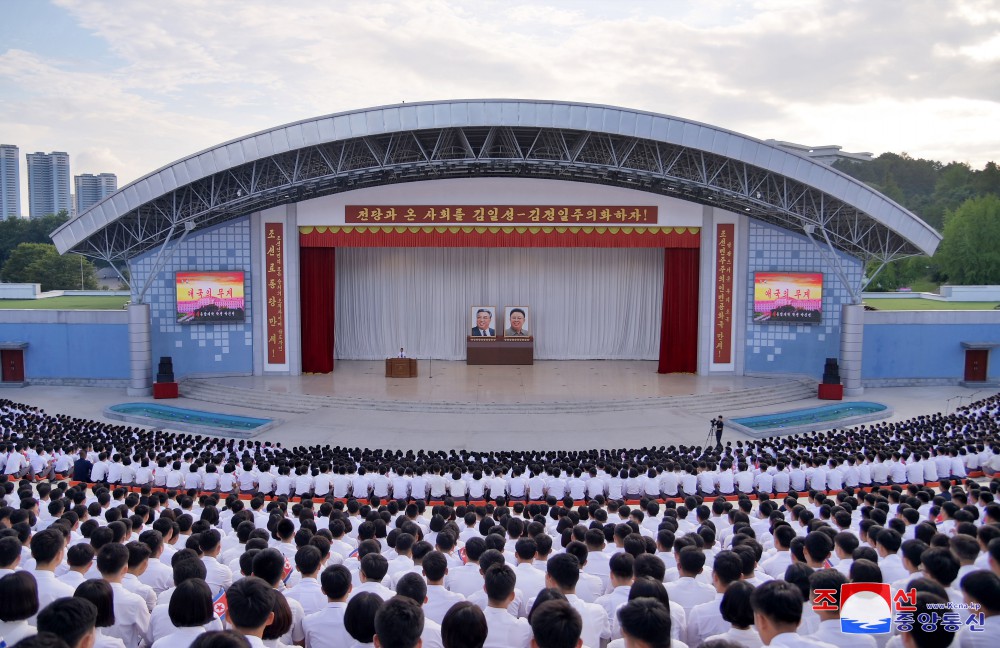 演讲大会“爱国与青年大学生”举行