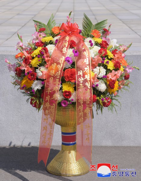 Floral Baskets to Statues of Great Leaders from Abroad