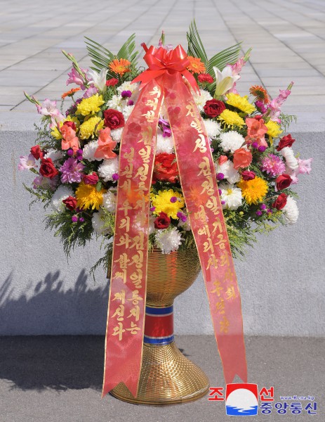 Floral Baskets to Statues of Great Leaders from Abroad