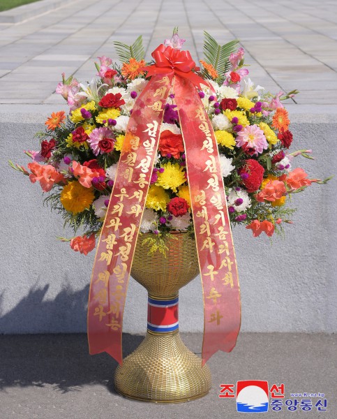 Floral Baskets to Statues of Great Leaders from Abroad