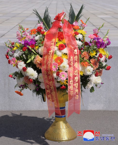 Floral Baskets to Statues of Great Leaders from Abroad