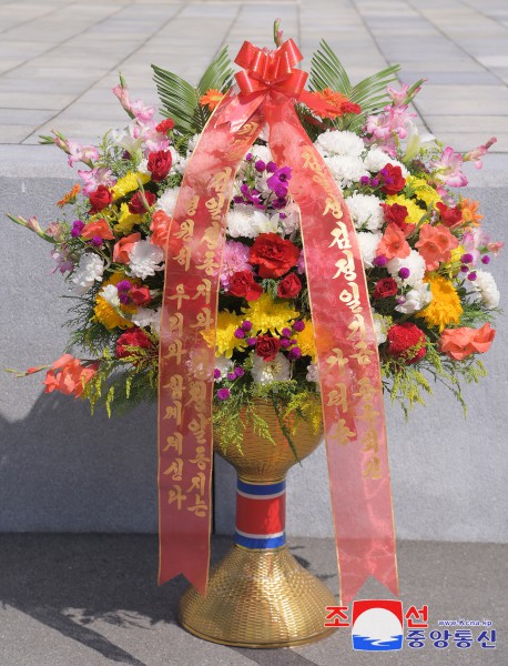 Floral Baskets to Statues of Great Leaders from Abroad