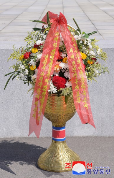 Floral Baskets to Statues of Great Leaders from Abroad