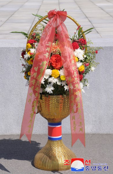 Floral Baskets to Statues of Great Leaders from Abroad