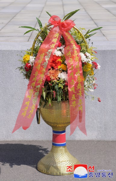 Floral Baskets to Statues of Great Leaders from Abroad