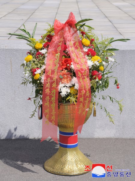 Floral Baskets to Statues of Great Leaders from Abroad