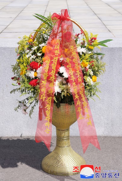 Floral Baskets to Statues of Great Leaders from Abroad