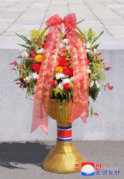 Floral Baskets to Statues of Great Leaders from Abroad