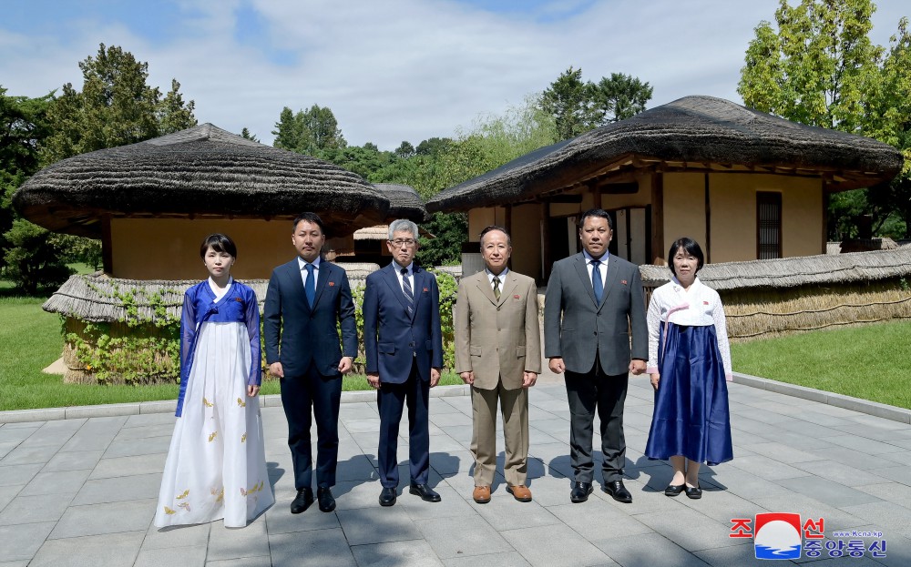 Visita a Mangyongdae el grupo de felicitación de los coreanos en Japón