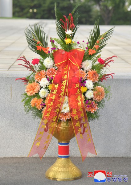 Floral Baskets to Statues of Great Leaders from Abroad