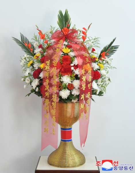 Floral Baskets to Statues of Great Leaders from Abroad