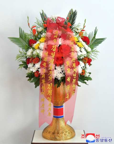 Floral Baskets to Statues of Great Leaders from Abroad