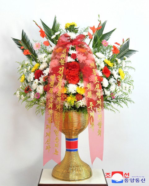 Floral Baskets to Statues of Great Leaders from Abroad