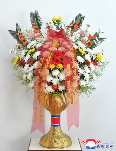 Floral Baskets to Statues of Great Leaders from Abroad