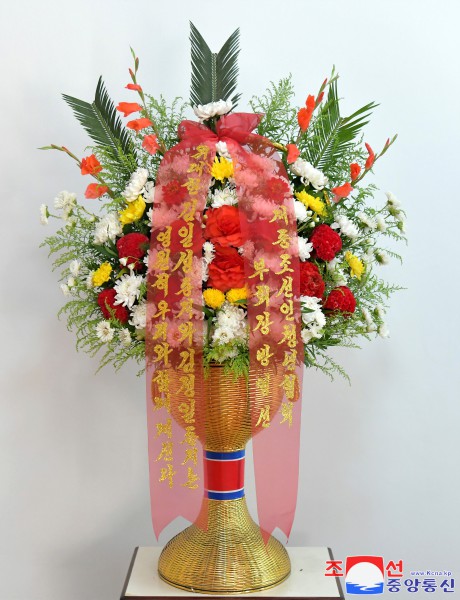 Floral Baskets to Statues of Great Leaders from Abroad