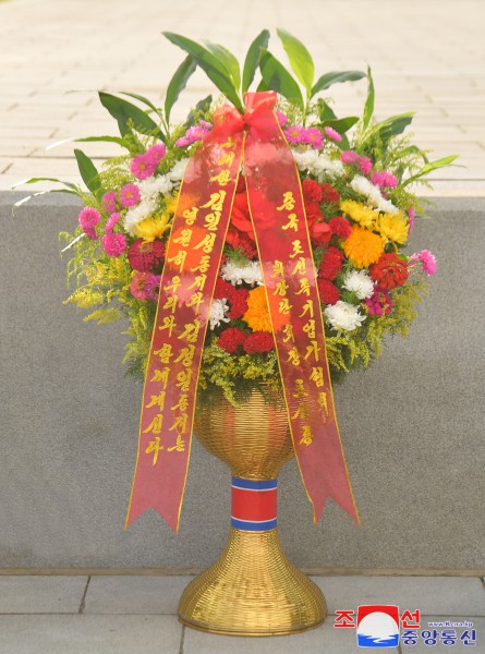 Floral Baskets to Statues of Great Leaders from Abroad