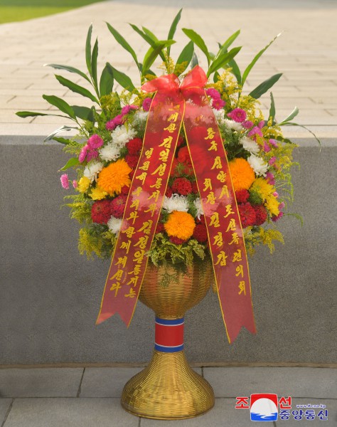 Floral Baskets to Statues of Great Leaders from Abroad