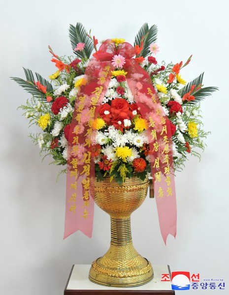 Floral Baskets to Statues of Great Leaders from Abroad