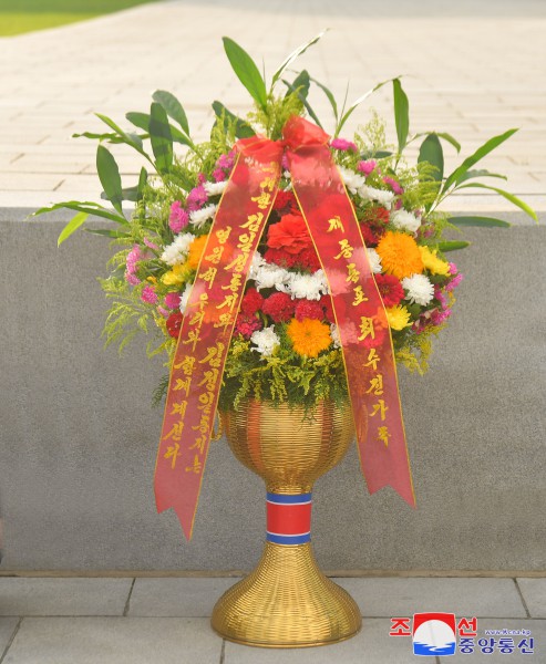 Floral Baskets to Statues of Great Leaders from Abroad