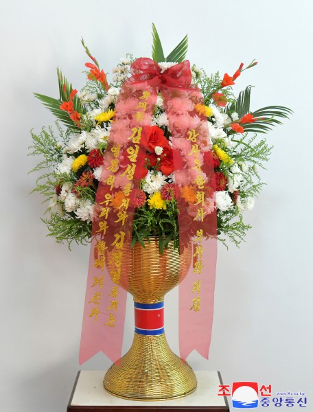 Floral Baskets to Statues of Great Leaders from Abroad