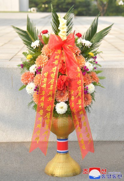 Floral Baskets to Statues of Great Leaders from Abroad