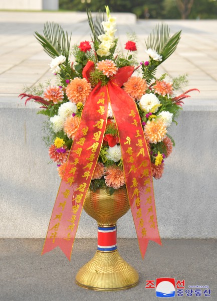 Floral Baskets to Statues of Great Leaders from Abroad