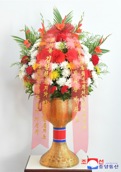 Floral Baskets to Statues of Great Leaders from Abroad