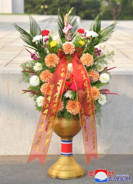 Floral Baskets to Statues of Great Leaders from Abroad