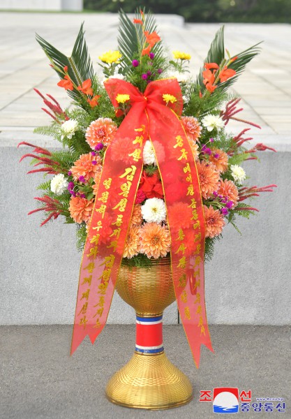 Floral Baskets to Statues of Great Leaders from Abroad