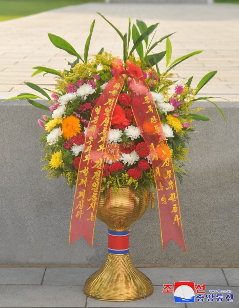 Floral Baskets to Statues of Great Leaders from Abroad