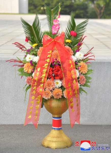 Floral Baskets to Statues of Great Leaders from Abroad