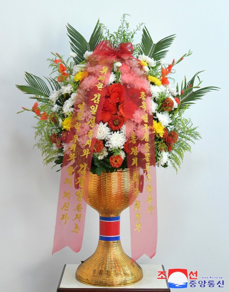 Floral Baskets to Statues of Great Leaders from Abroad