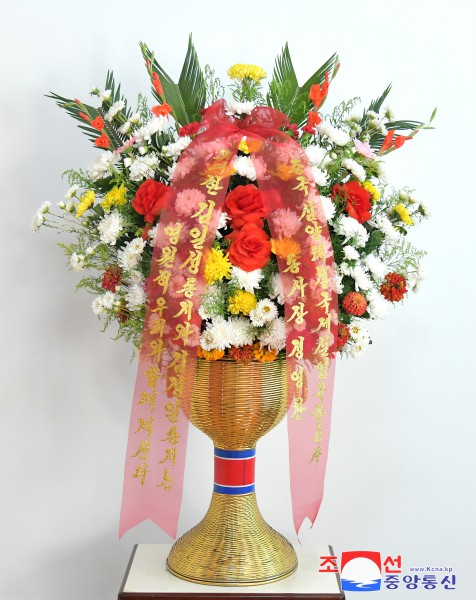 Floral Baskets to Statues of Great Leaders from Abroad